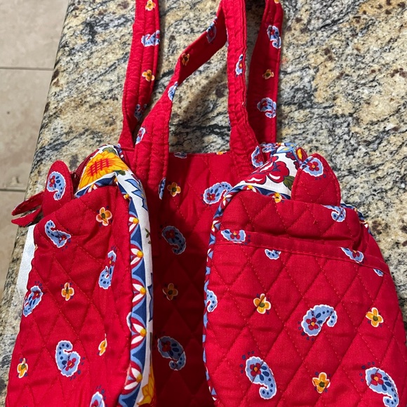 Brand New Quilted Barrel Tote with matching coin bag. - Picture 6 of 7